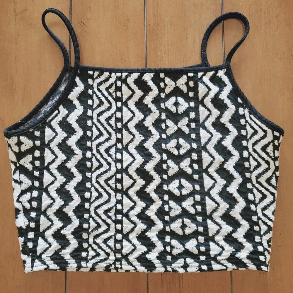 Missguided Knit Crop Top With A Black and White Aztec Pattern Sz 6 (U.S.)
